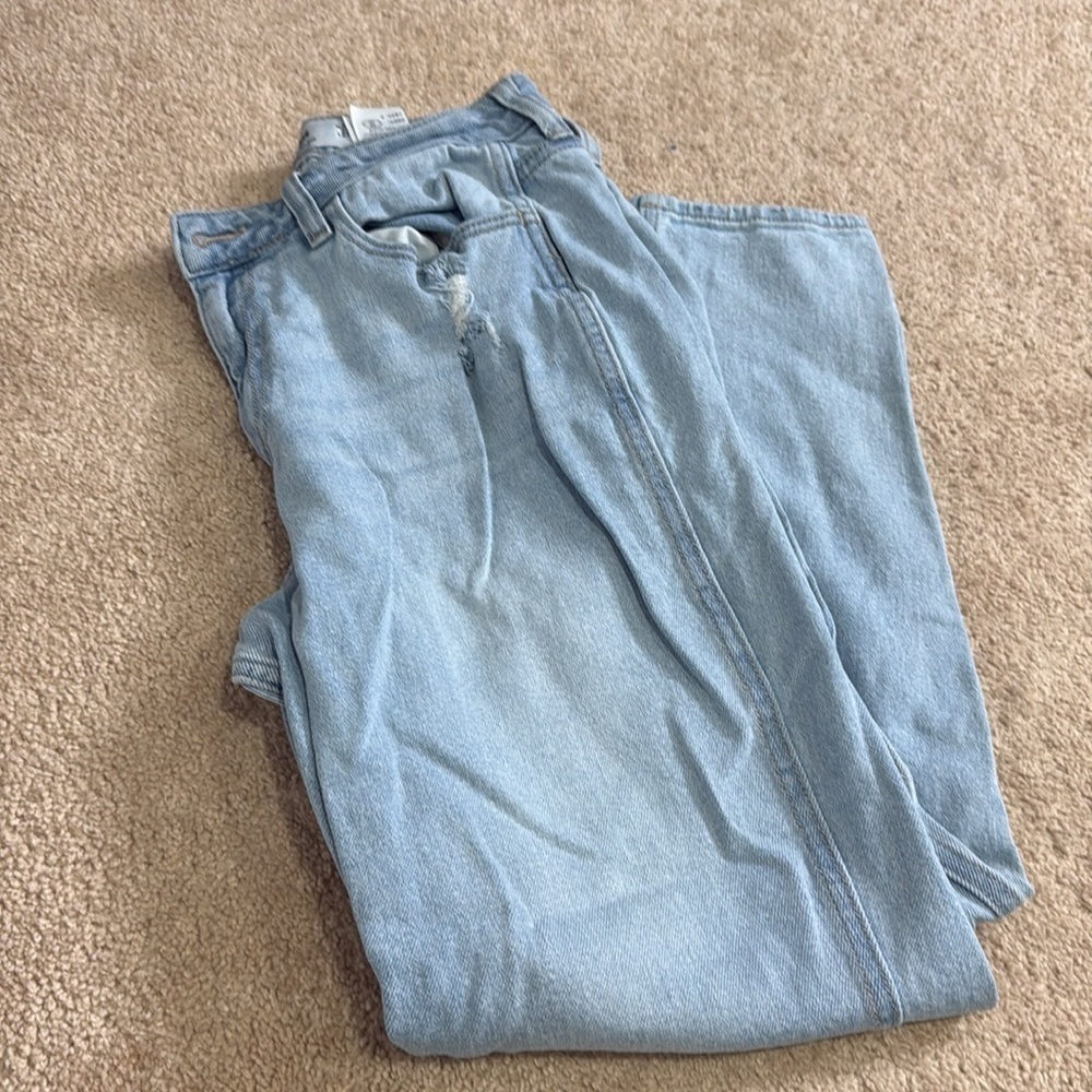 Hollister Curvy High Rise Mom Jean 
size 7R
Light wash - Picture 7 of 7